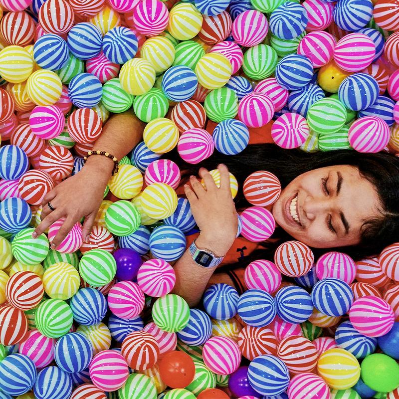 05 800x800 strillo box focus Overhead view of a smiling
