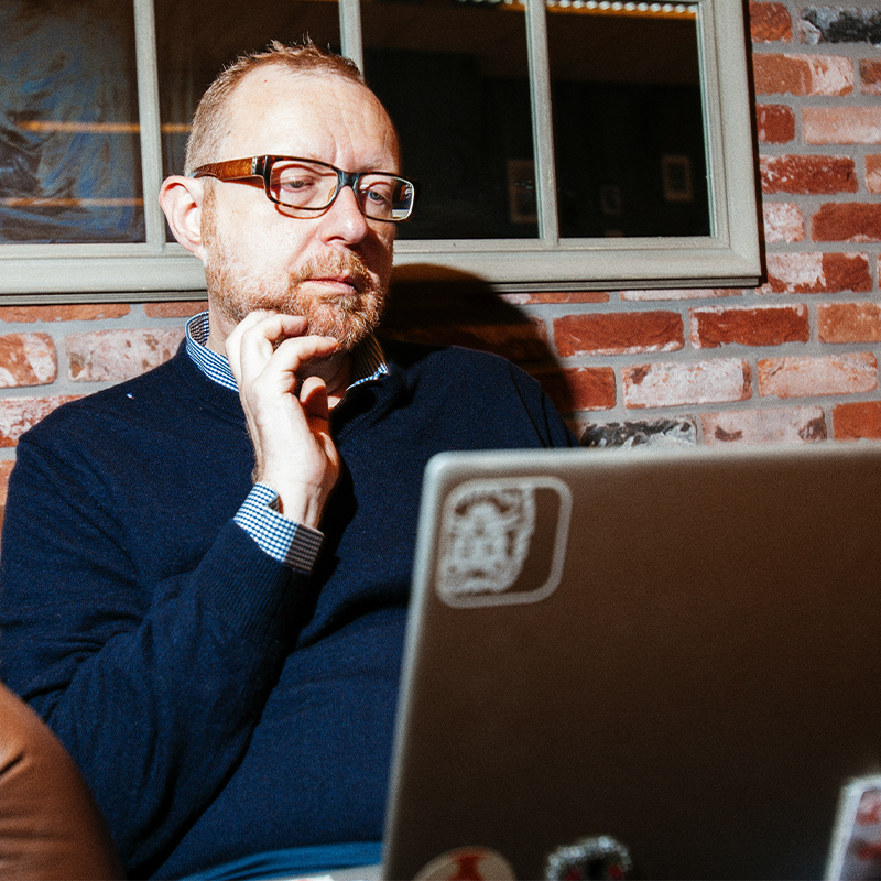 800x800 strillo box focus A man with glasses scratches his beard