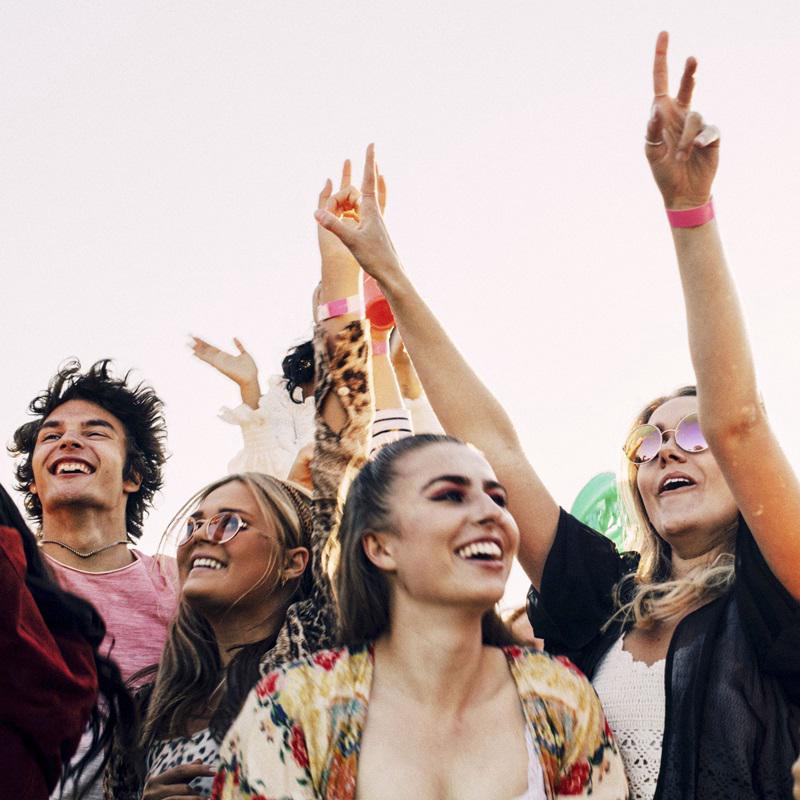 Group_of_friends_having_fun